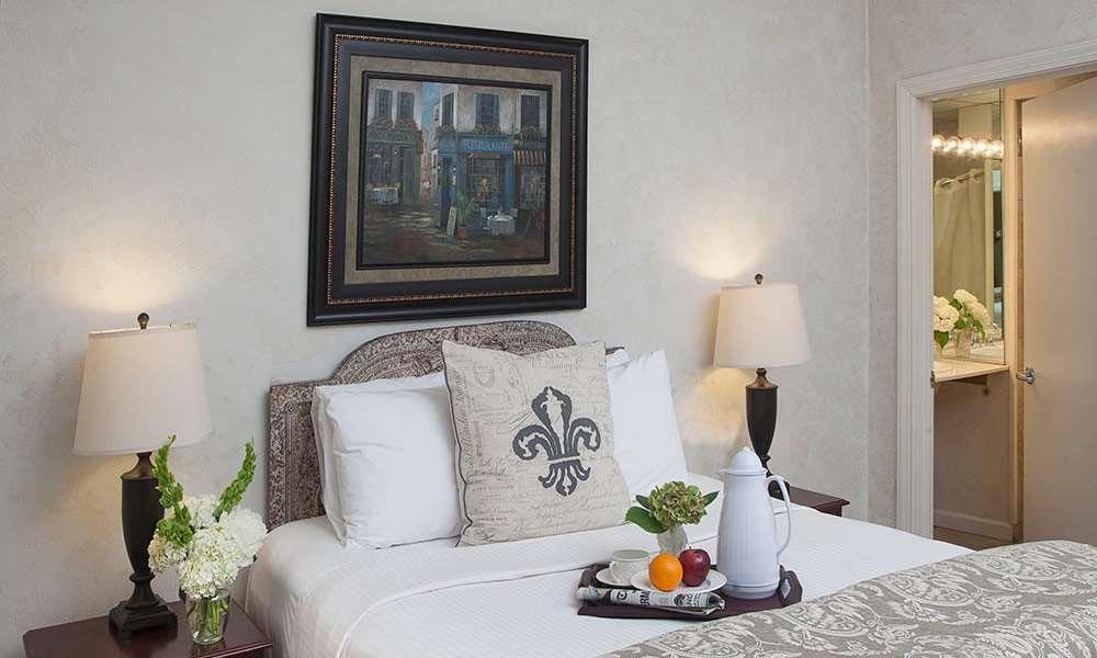 Chateau Hotel New Orleans Room photo
